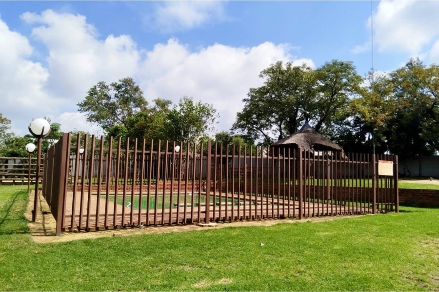 To Let 2 Bedroom Property for Rent in Vorna Valley Gauteng