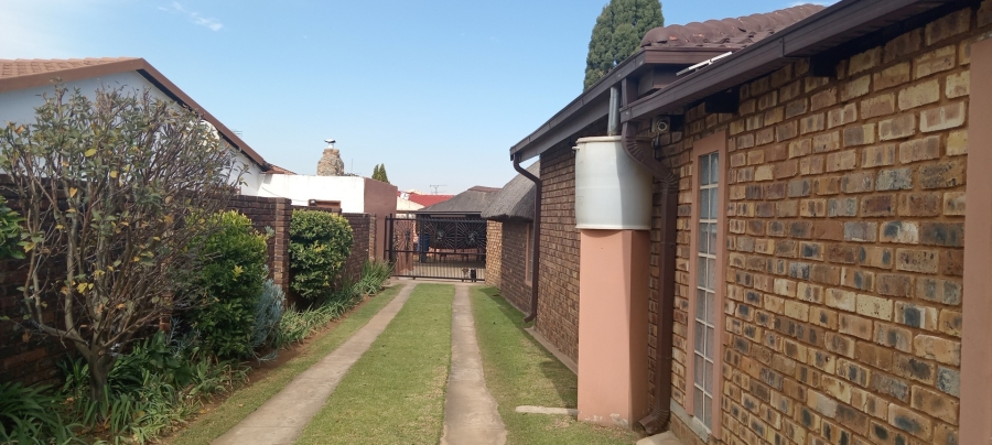 8 Bedroom Property for Sale in Struisbult Gauteng