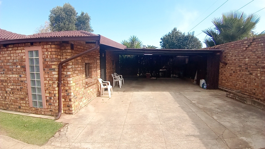 8 Bedroom Property for Sale in Struisbult Gauteng