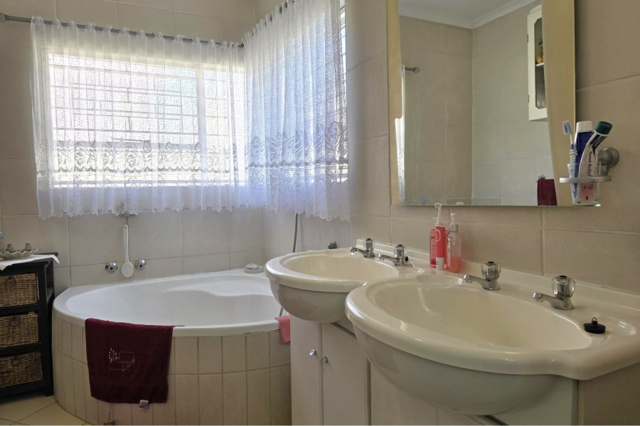 3 Bedroom Property for Sale in Glen Marais Gauteng