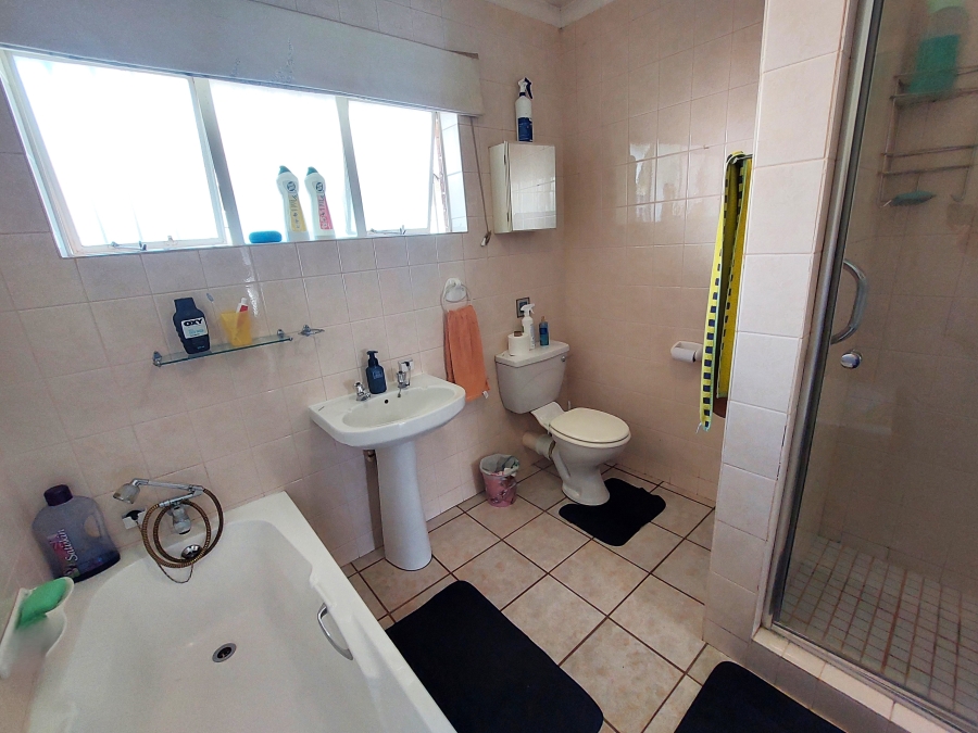 3 Bedroom Property for Sale in Waterkloof Ridge Gauteng