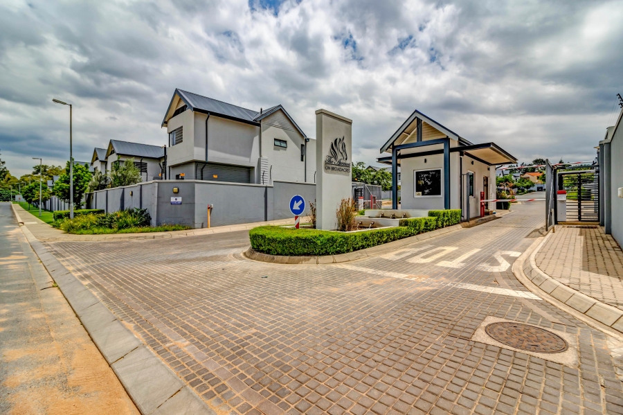 To Let 3 Bedroom Property for Rent in Broadacres Gauteng