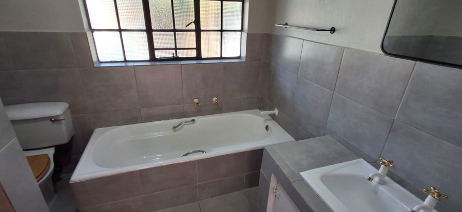 5 Bedroom Property for Sale in Freeway Park Gauteng
