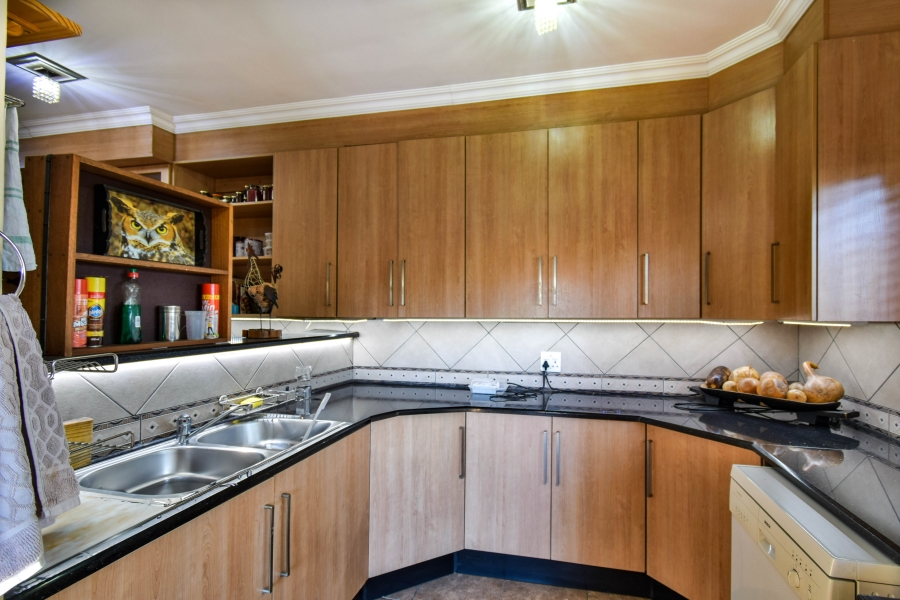4 Bedroom Property for Sale in Garsfontein Gauteng