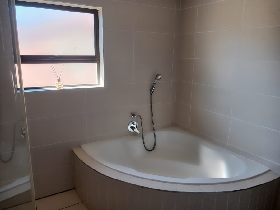 To Let 3 Bedroom Property for Rent in Strubensvallei Gauteng