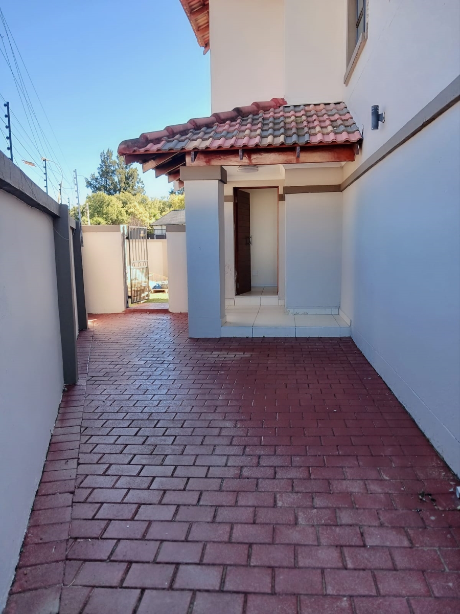 To Let 3 Bedroom Property for Rent in Strubensvallei Gauteng
