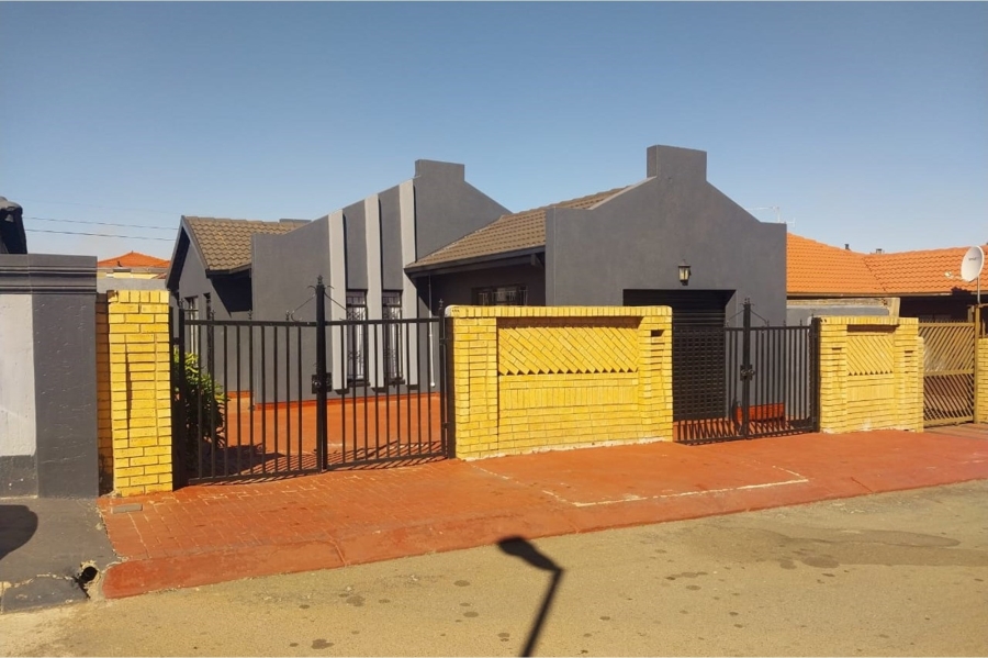 3 Bedroom Property for Sale in Protea North Gauteng