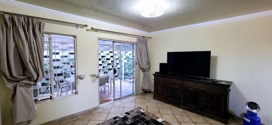 4 Bedroom Property for Sale in Faerie Glen Gauteng