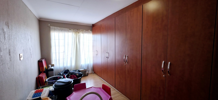 4 Bedroom Property for Sale in Faerie Glen Gauteng