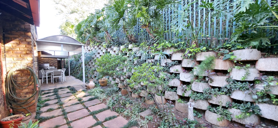 4 Bedroom Property for Sale in Faerie Glen Gauteng