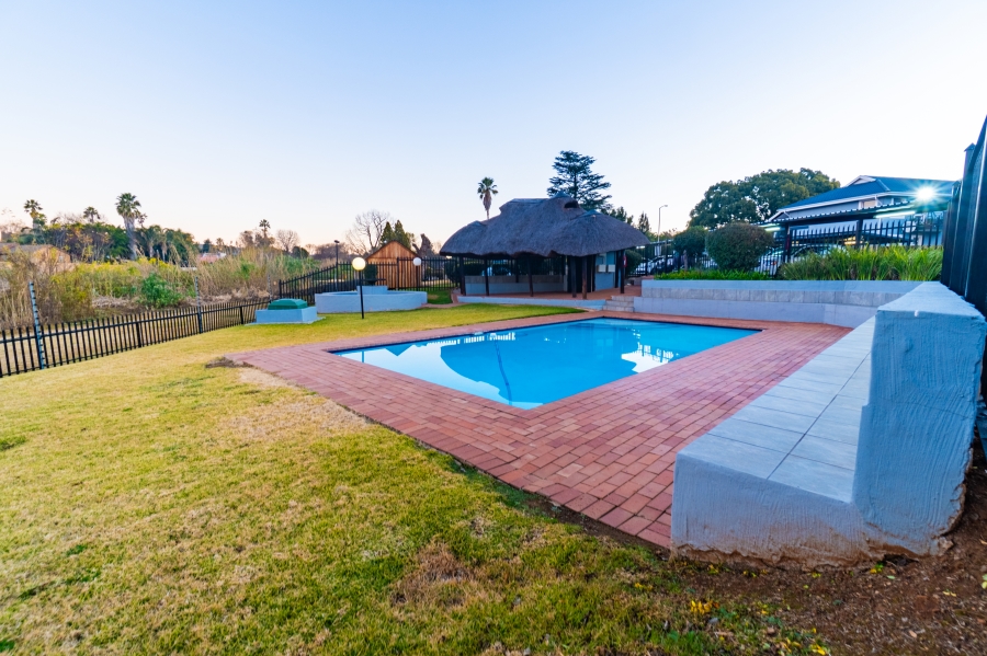 To Let 2 Bedroom Property for Rent in Weltevreden Park Gauteng