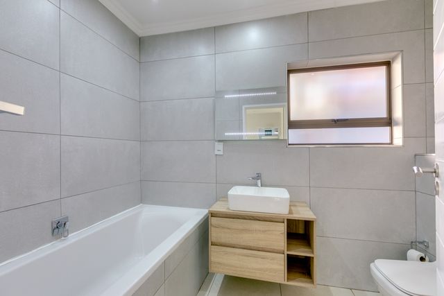 To Let 4 Bedroom Property for Rent in Morningside Gauteng