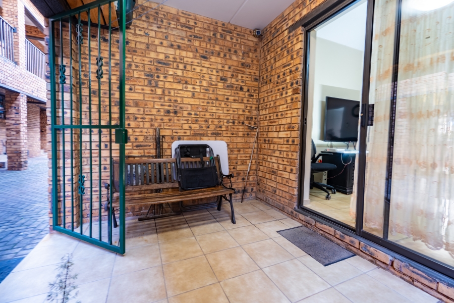 To Let 2 Bedroom Property for Rent in Florida Gauteng