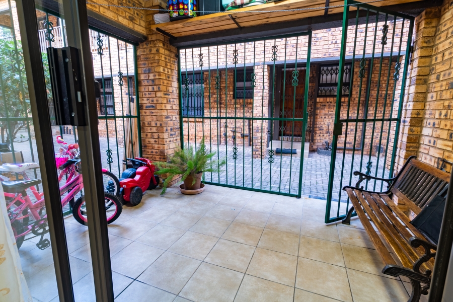 To Let 2 Bedroom Property for Rent in Florida Gauteng