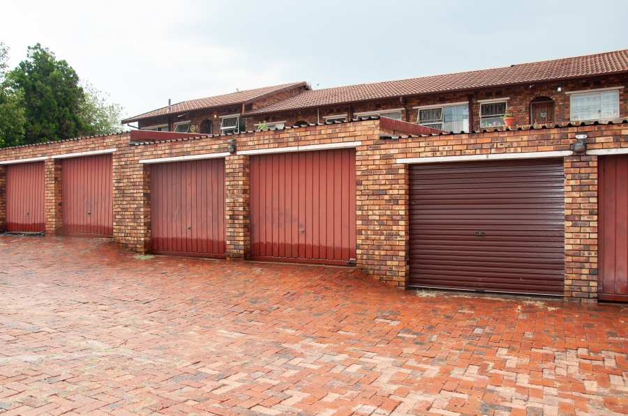 2 Bedroom Property for Sale in Buccleuch Gauteng