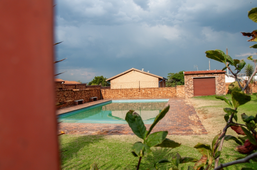 2 Bedroom Property for Sale in Buccleuch Gauteng