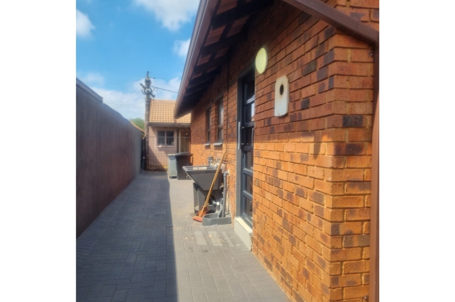 3 Bedroom Property for Sale in Mmesi Park Gauteng
