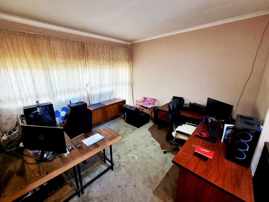 4 Bedroom Property for Sale in Eldoraigne Gauteng
