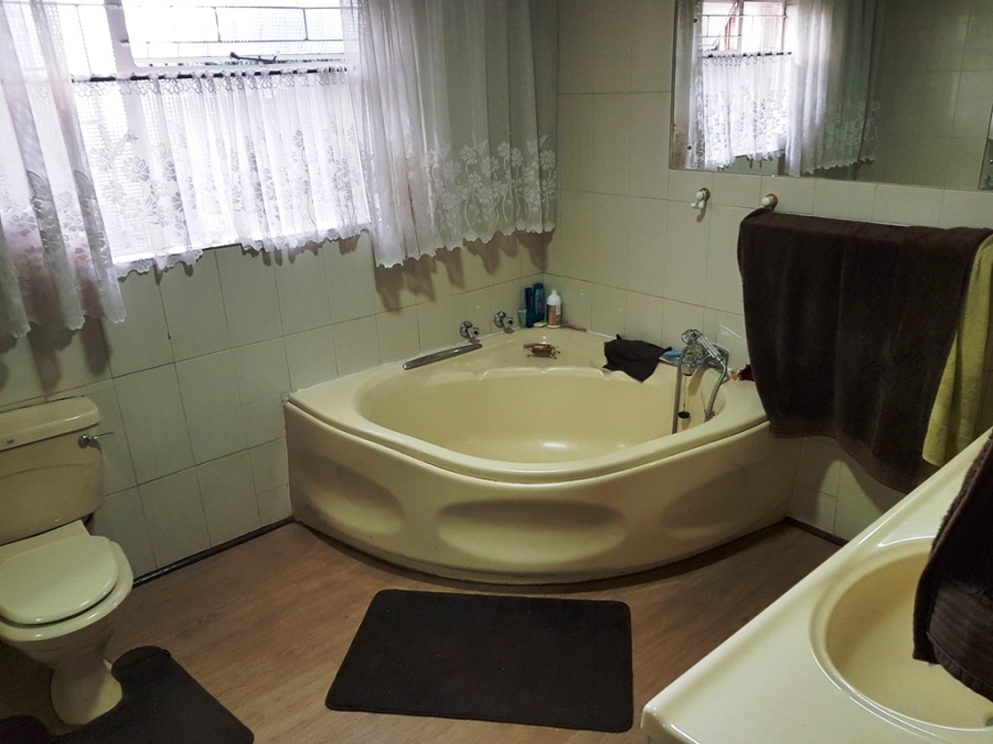 4 Bedroom Property for Sale in Eldoraigne Gauteng