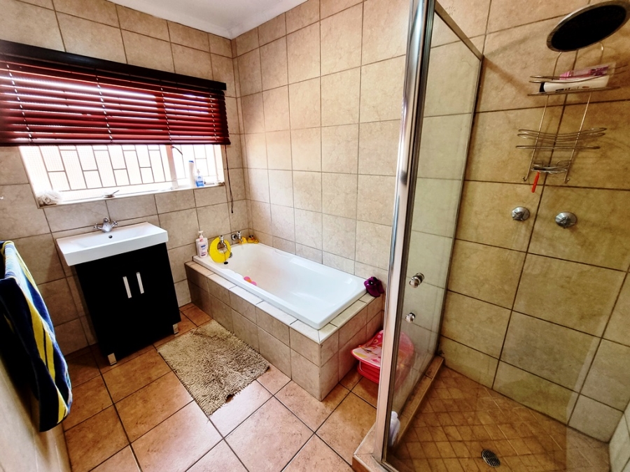 4 Bedroom Property for Sale in Eldoraigne Gauteng
