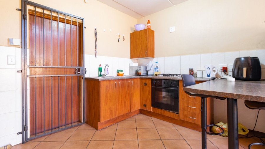 To Let 2 Bedroom Property for Rent in Honeypark Gauteng