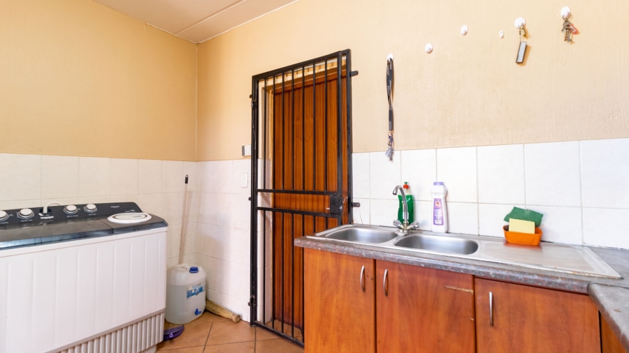 To Let 2 Bedroom Property for Rent in Honeypark Gauteng