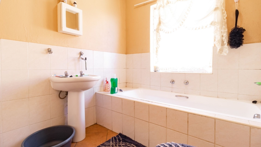 To Let 2 Bedroom Property for Rent in Honeypark Gauteng