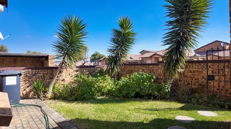 To Let 2 Bedroom Property for Rent in Honeypark Gauteng