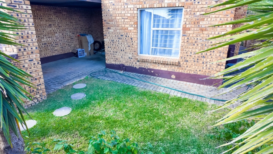 To Let 2 Bedroom Property for Rent in Honeypark Gauteng