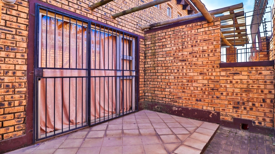 To Let 2 Bedroom Property for Rent in Honeypark Gauteng