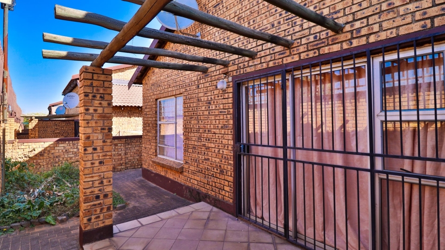 To Let 2 Bedroom Property for Rent in Honeypark Gauteng