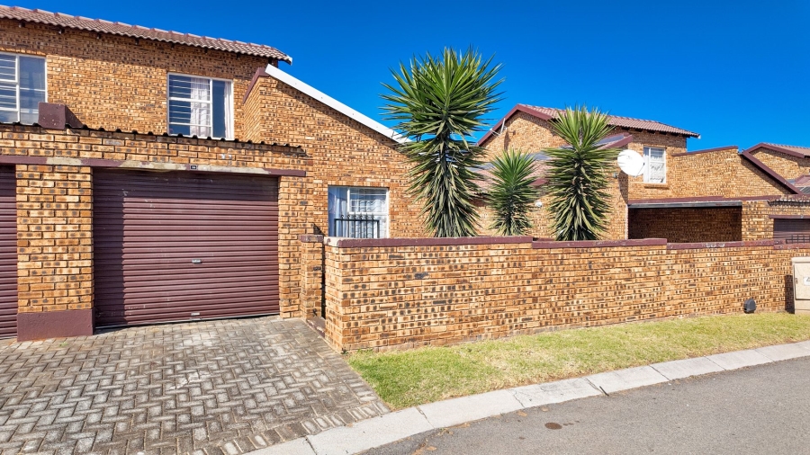 To Let 2 Bedroom Property for Rent in Honeypark Gauteng