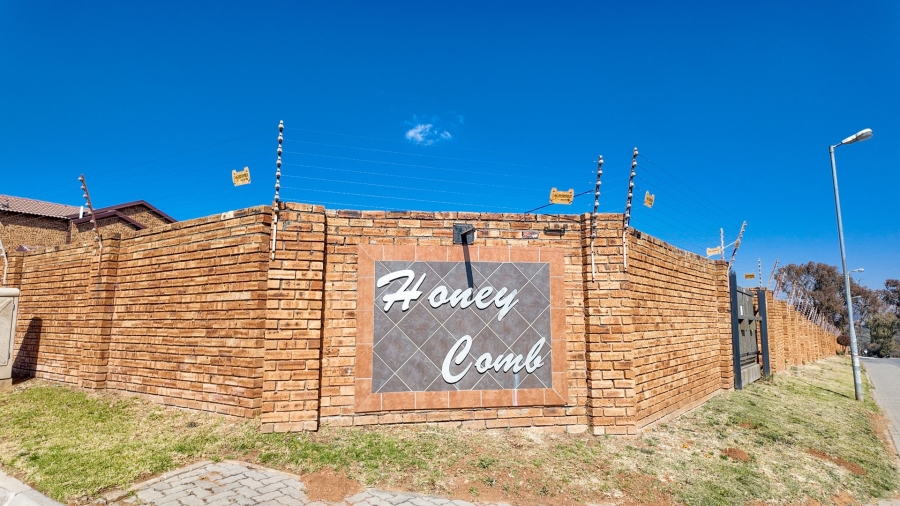 To Let 2 Bedroom Property for Rent in Honeypark Gauteng