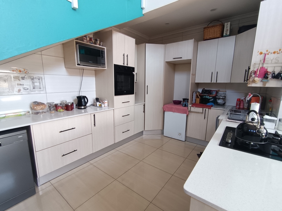 6 Bedroom Property for Sale in Primrose Hill Gauteng