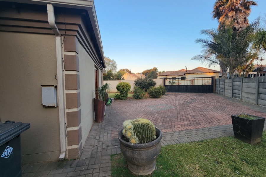 To Let 3 Bedroom Property for Rent in Parkhaven Gauteng