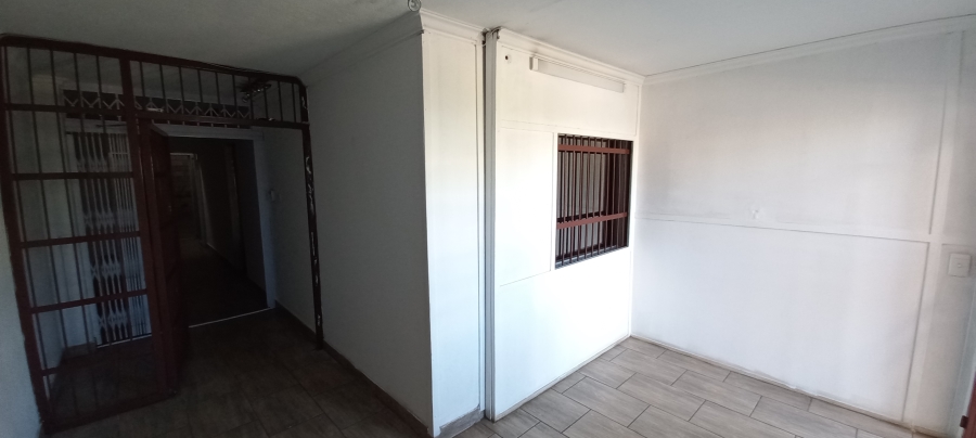 To Let commercial Property for Rent in Sunnyrock Gauteng