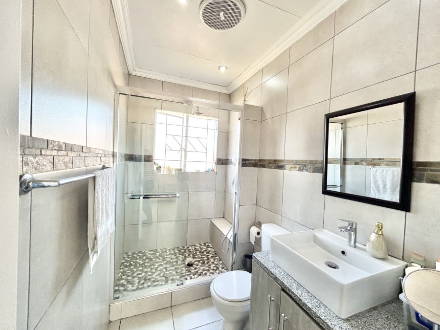 To Let 3 Bedroom Property for Rent in Halfway Gardens Gauteng