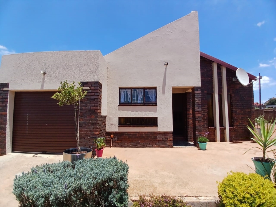3 Bedroom Property for Sale in Toekomsrus Gauteng