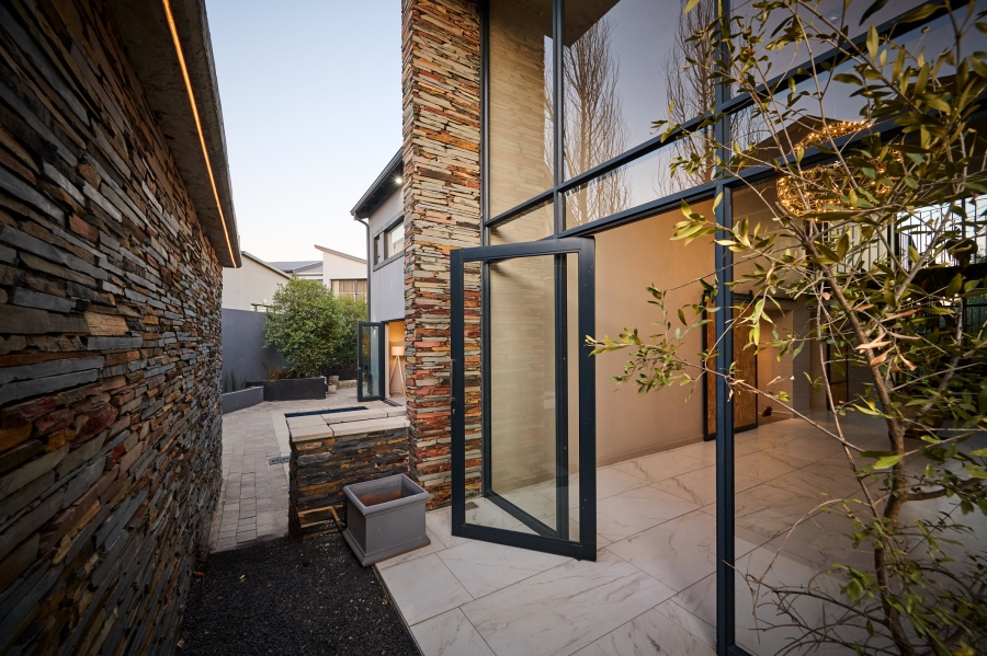 5 Bedroom Property for Sale in Waterfall Country Village Gauteng