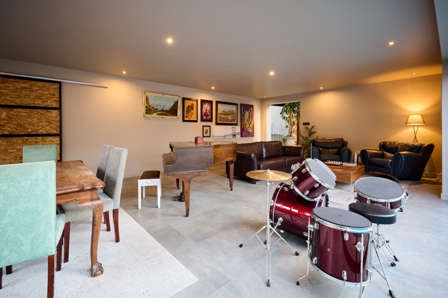 5 Bedroom Property for Sale in Waterfall Country Village Gauteng