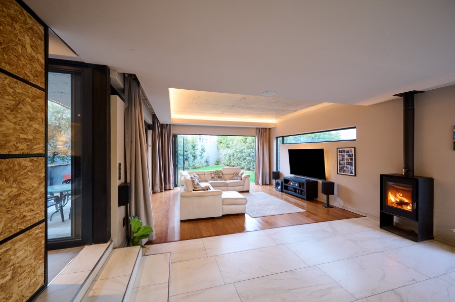 5 Bedroom Property for Sale in Waterfall Country Village Gauteng