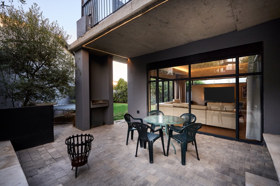 5 Bedroom Property for Sale in Waterfall Country Village Gauteng