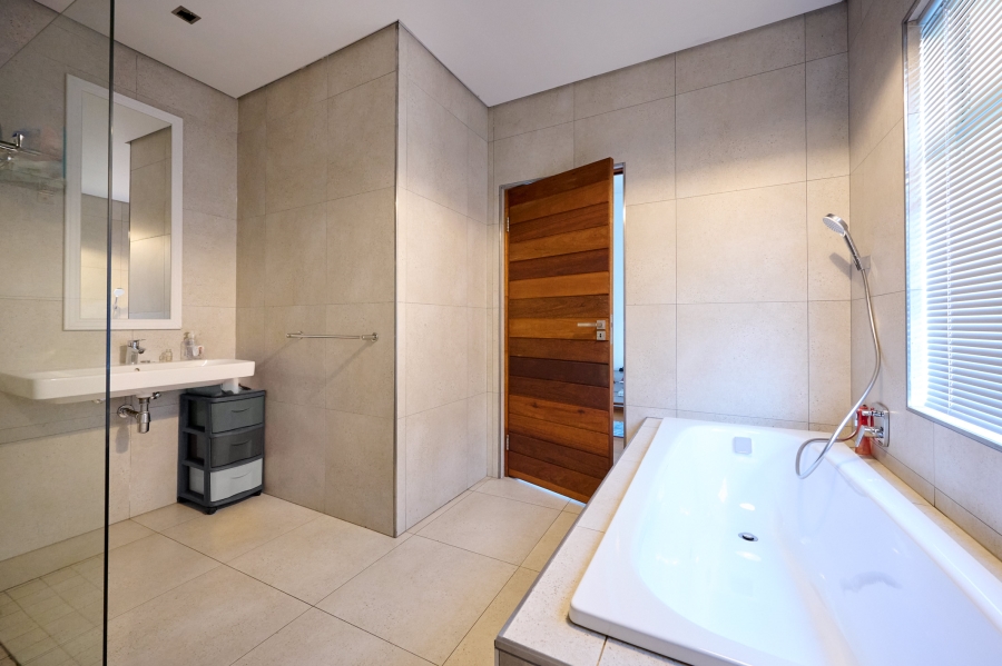 5 Bedroom Property for Sale in Waterfall Country Village Gauteng