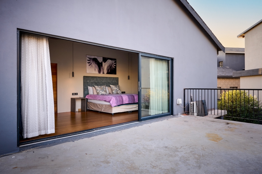 5 Bedroom Property for Sale in Waterfall Country Village Gauteng