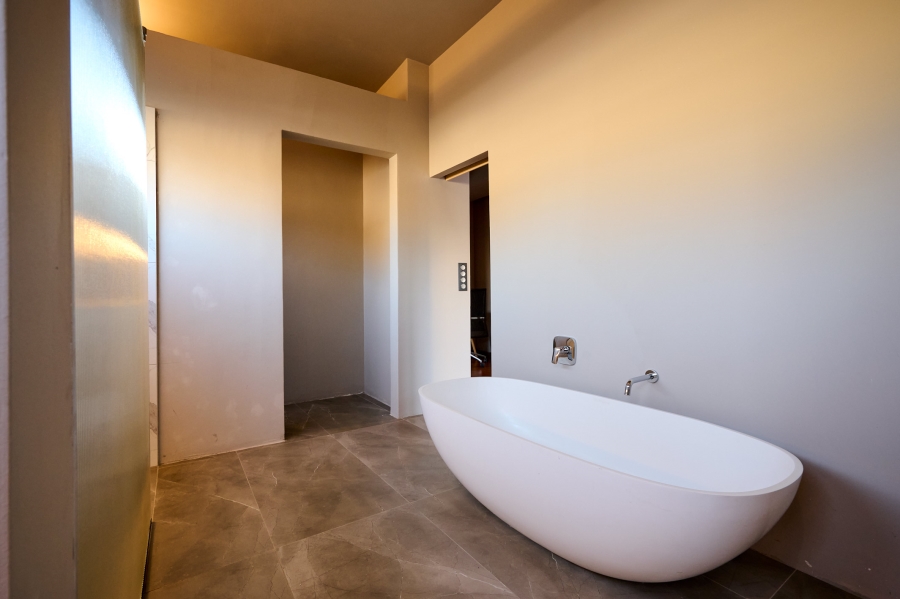 5 Bedroom Property for Sale in Waterfall Country Village Gauteng