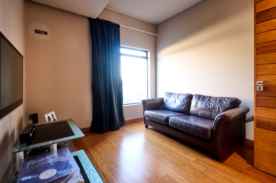 5 Bedroom Property for Sale in Waterfall Country Village Gauteng