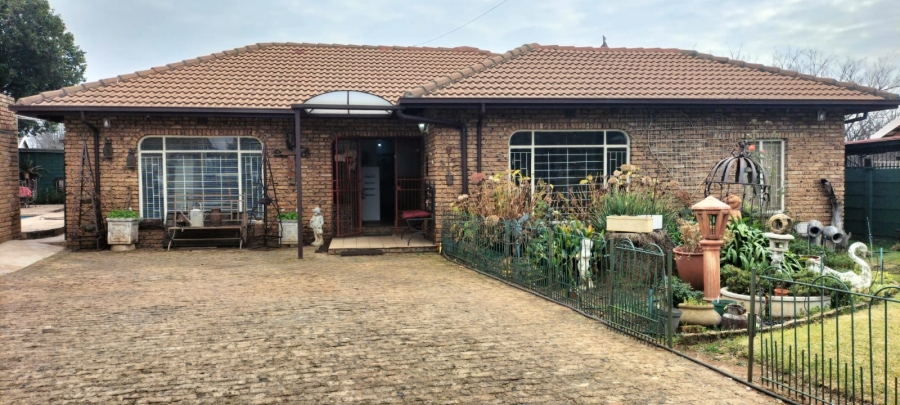 3 Bedroom Property for Sale in Helikonpark Gauteng