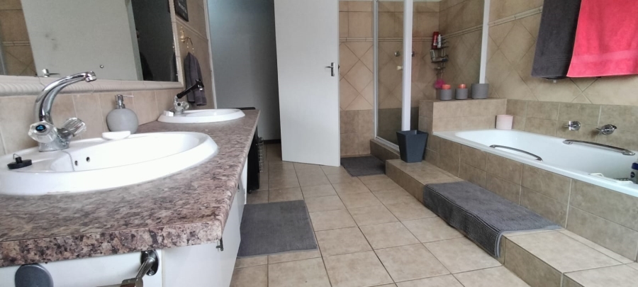 3 Bedroom Property for Sale in Helikonpark Gauteng
