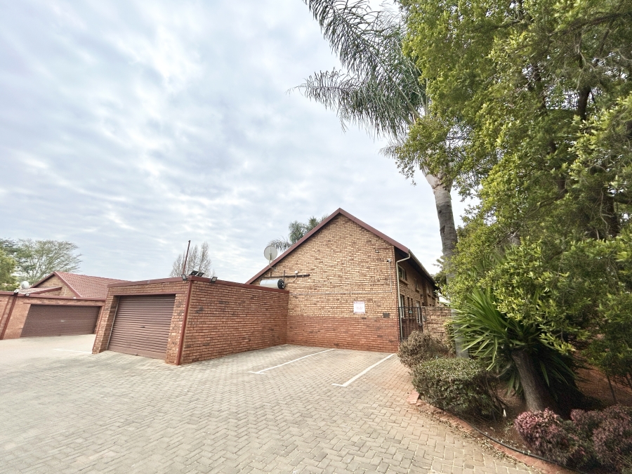 4 Bedroom Property for Sale in Eldoraigne Gauteng