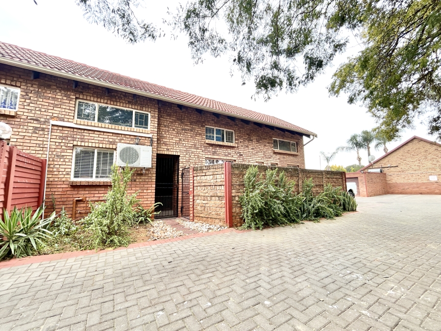 4 Bedroom Property for Sale in Eldoraigne Gauteng